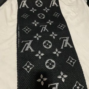 LV scarf